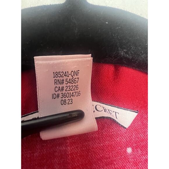 Victoria's Secret Short Sleeve Button Up Top and Shorts Size M Red w/Snowflakes - Picture 6 of 15